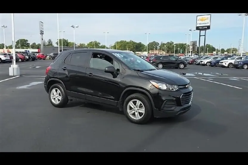 2022 Chevrolet Trax LS photo 1