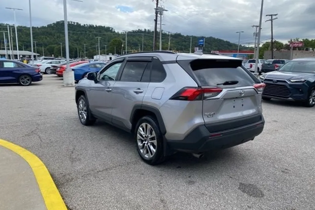 2023 Toyota RAV4 XLE Premium photo 1