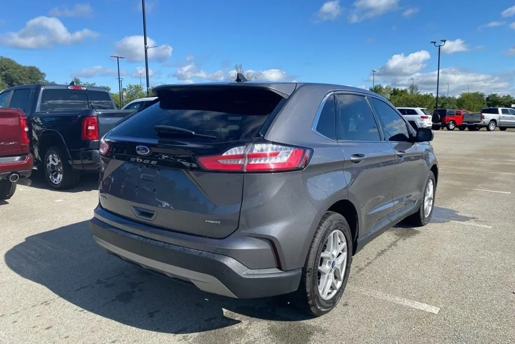 2022 Ford Edge SEL photo 1