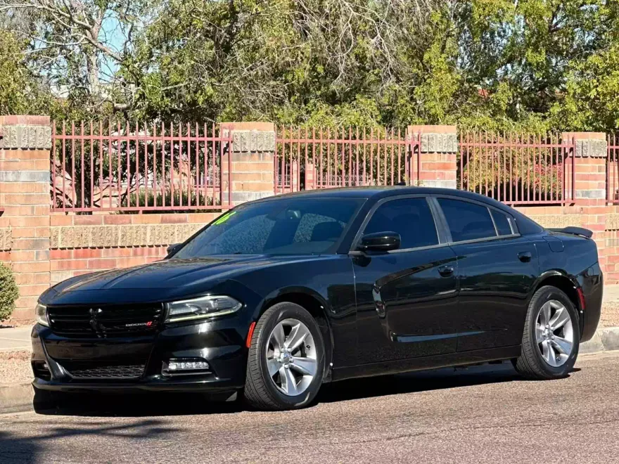 2016 Dodge Charger SXT photo 1