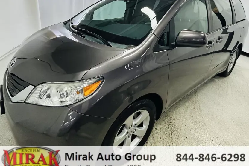 2012 Toyota Sienna LE photo 1