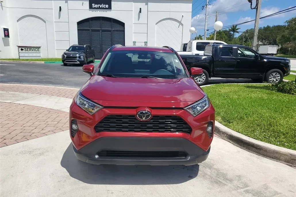 2019 Toyota RAV4 XLE photo 1
