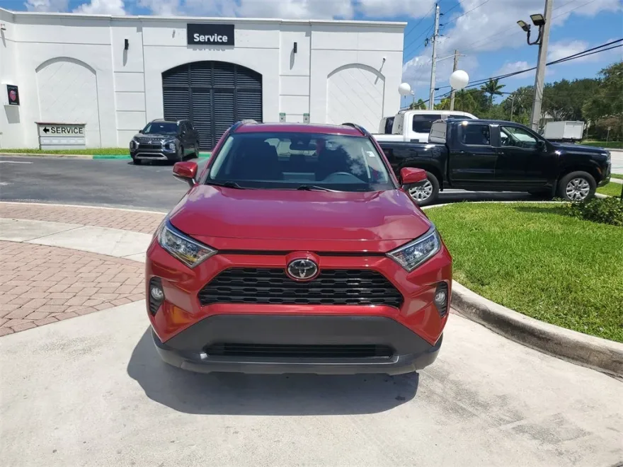 2019 Toyota RAV4 XLE photo 1