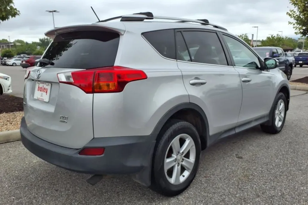 2013 Toyota RAV4 XLE photo 1