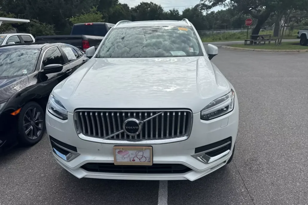 2023 Volvo XC90 Plus photo 1