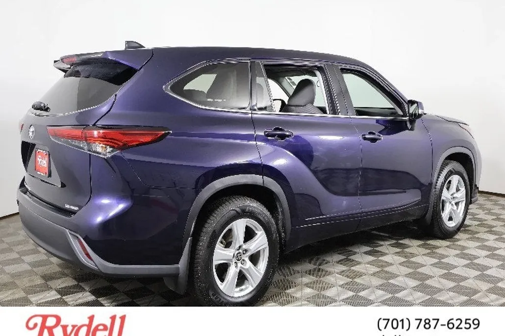 2022 Toyota Highlander LE photo 1