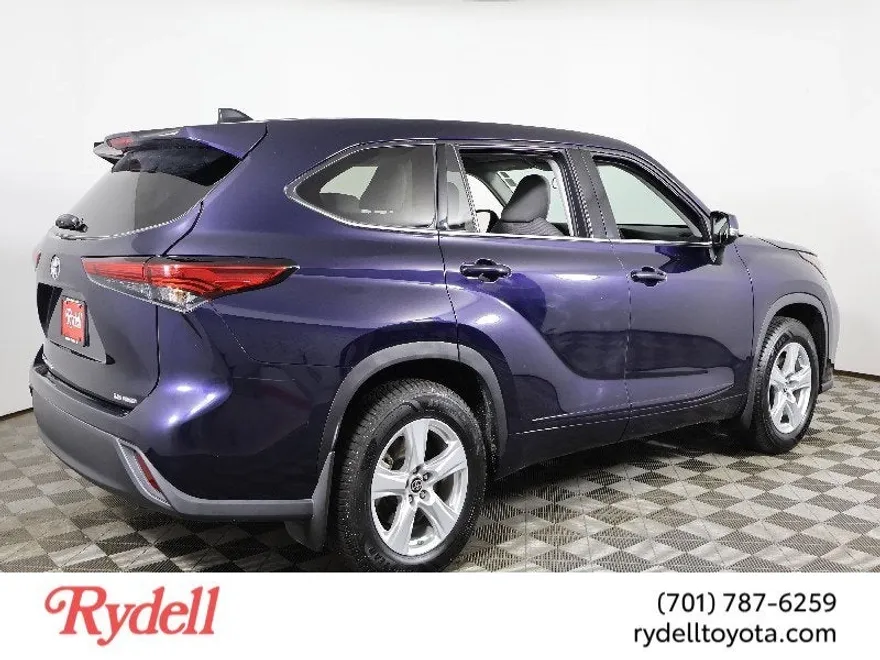 2022 Toyota Highlander LE photo 1