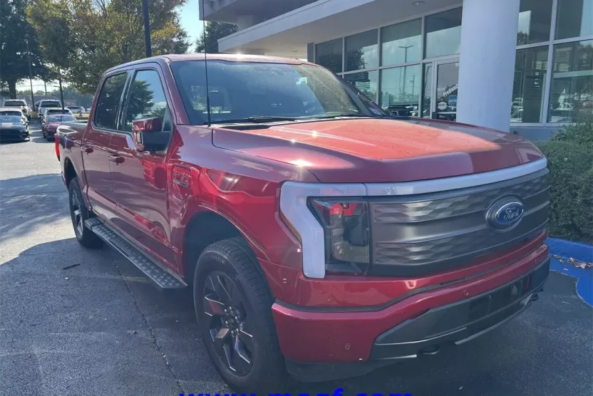 2023 Ford F-150 Lightning Lariat photo 1