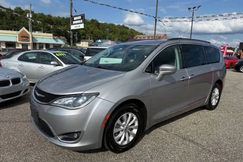 2017 Chrysler Pacifica Touring L photo 1