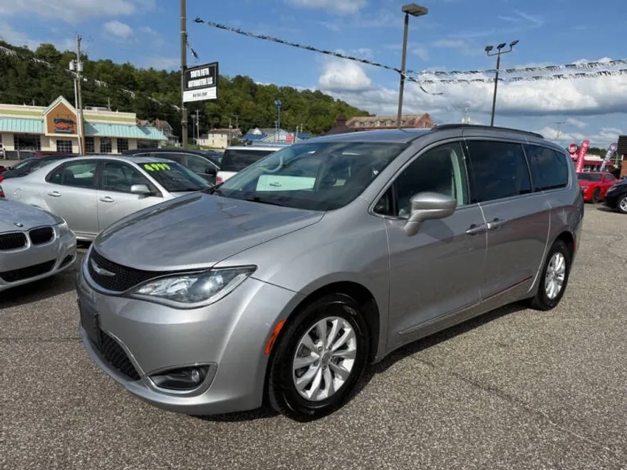 2017 Chrysler Pacifica Touring L photo 1