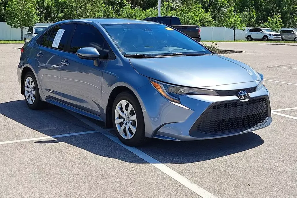2022 Toyota Corolla LE photo 1