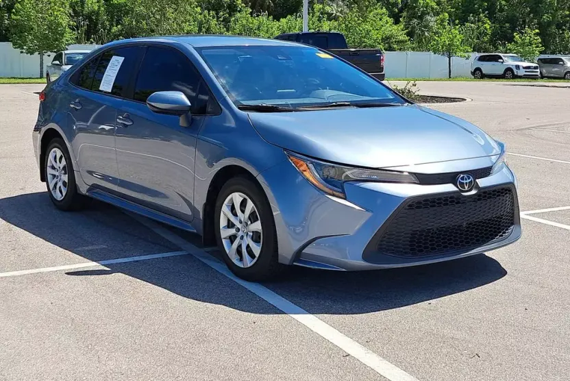 2022 Toyota Corolla LE photo 1