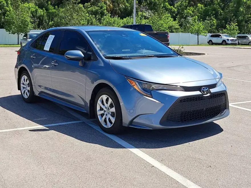 2022 Toyota Corolla LE photo 1