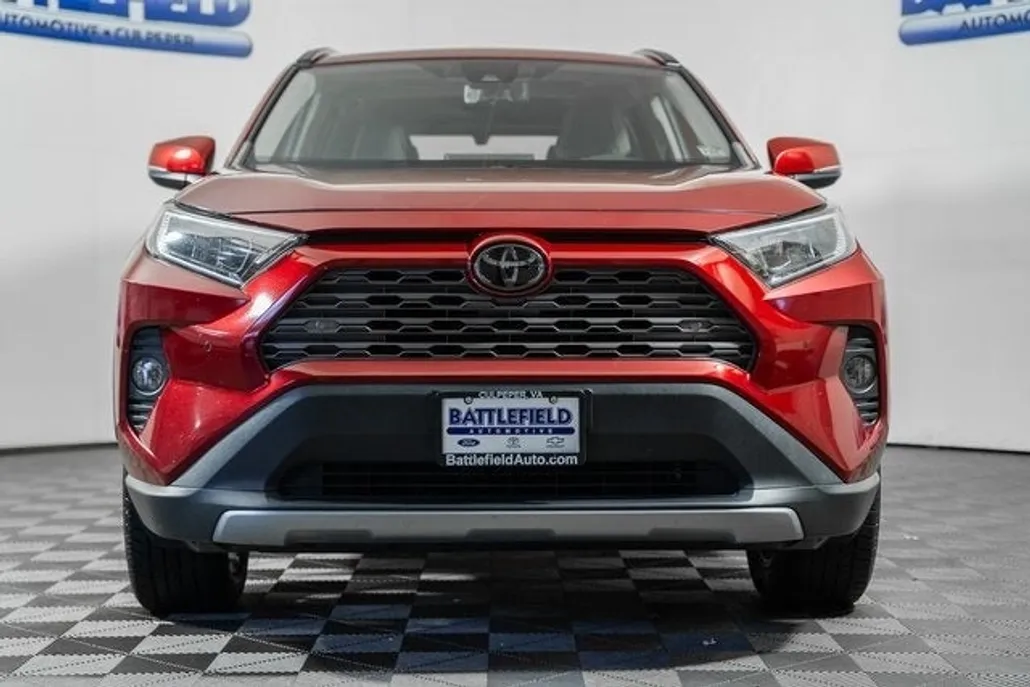 2019 Toyota RAV4 Limited photo 1