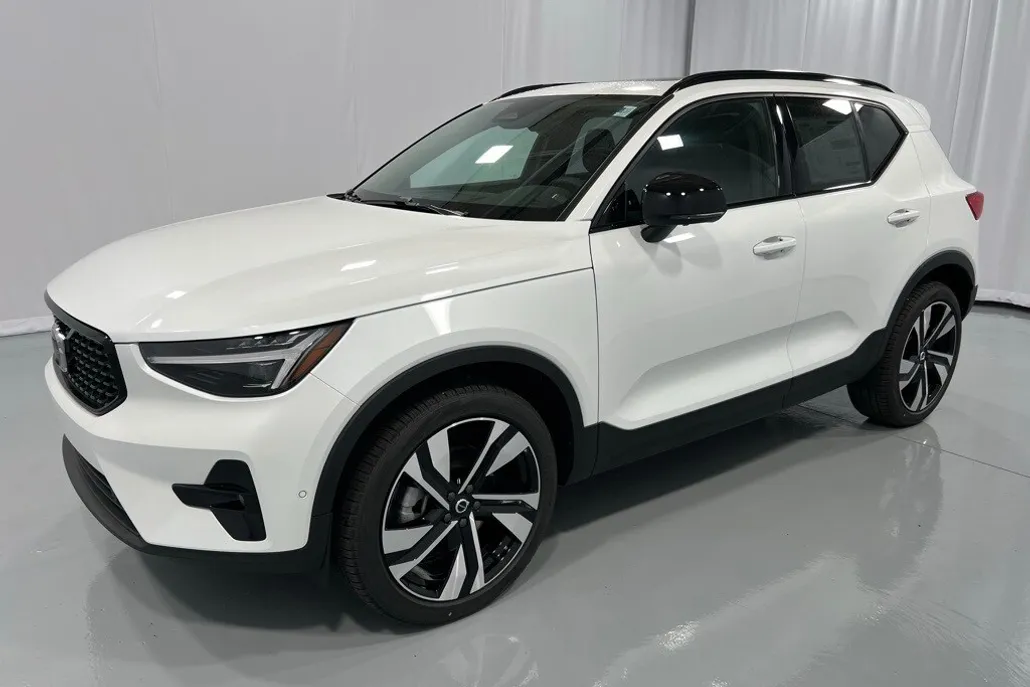 2025 Volvo XC40 Plus photo 1