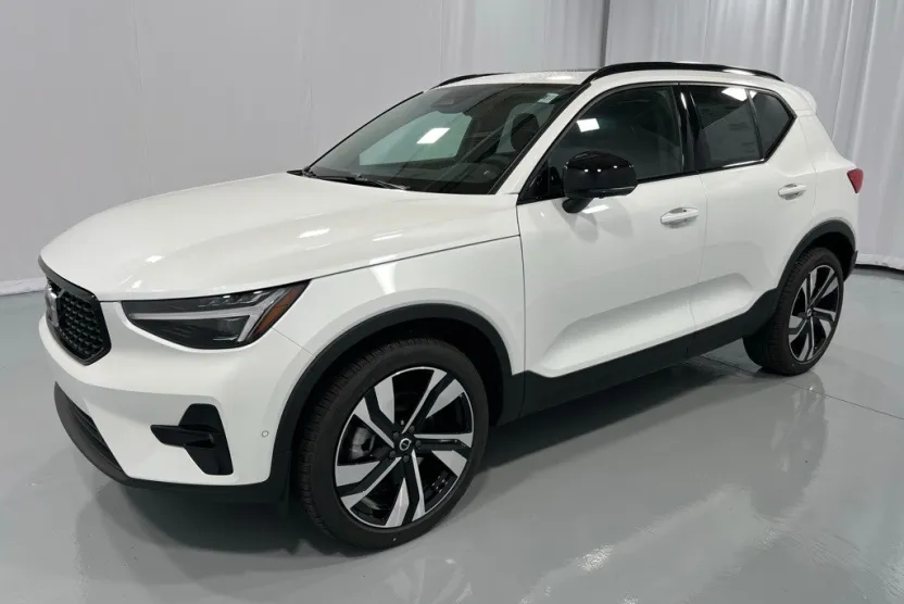 2025 Volvo XC40 Plus photo 1
