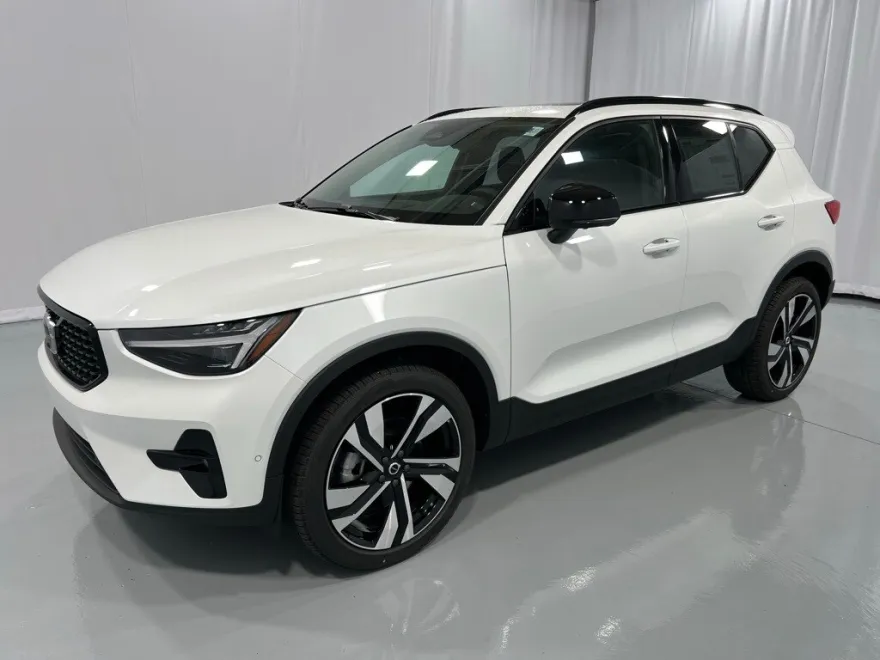 2025 Volvo XC40 Plus photo 1