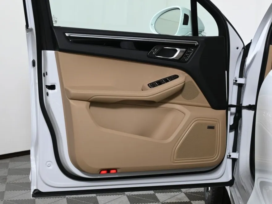 2024 Porsche Macan Base photo 30