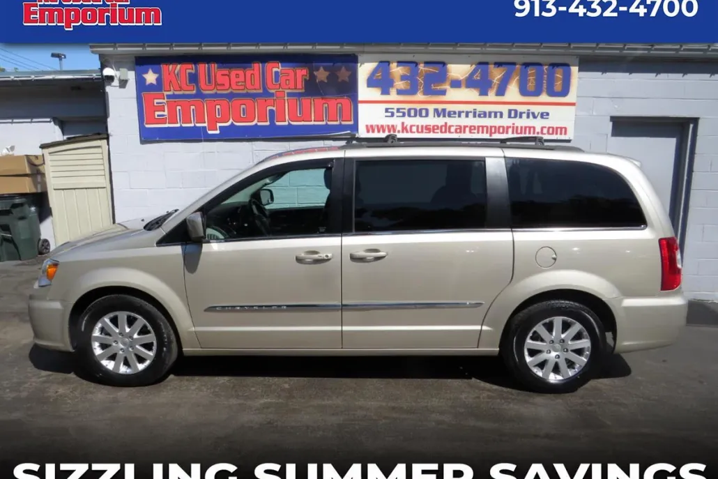 2015 Chrysler Town & Country Touring photo 1