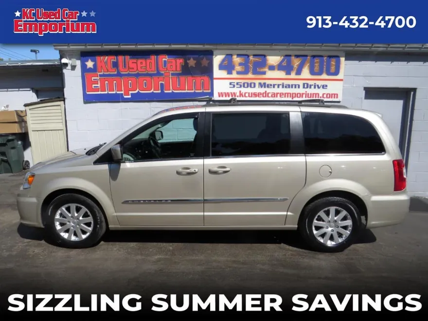 2015 Chrysler Town & Country Touring photo 1