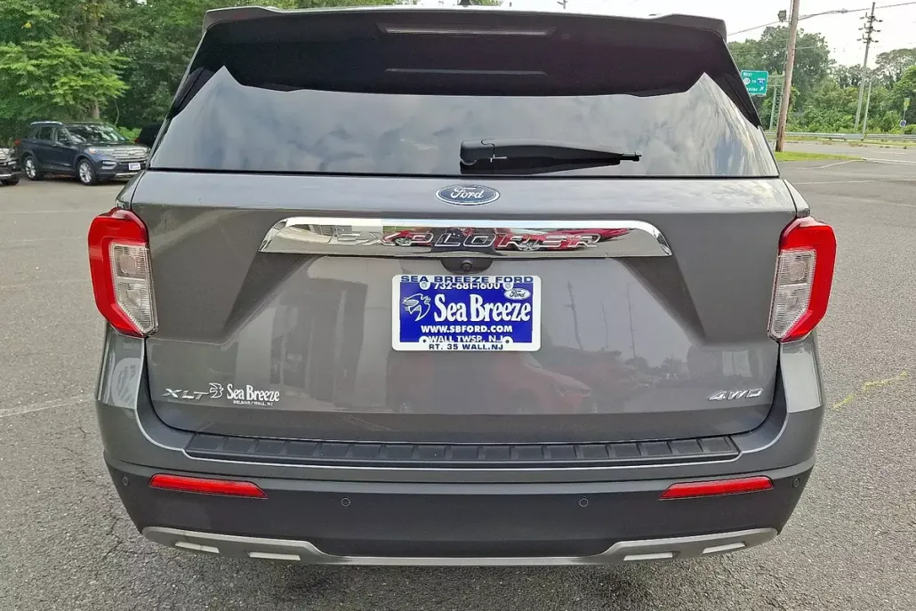 2023 Ford Explorer XLT photo 1