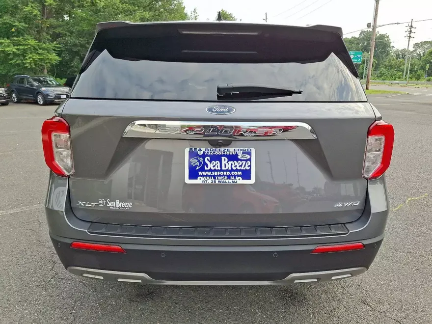 2023 Ford Explorer XLT photo 1