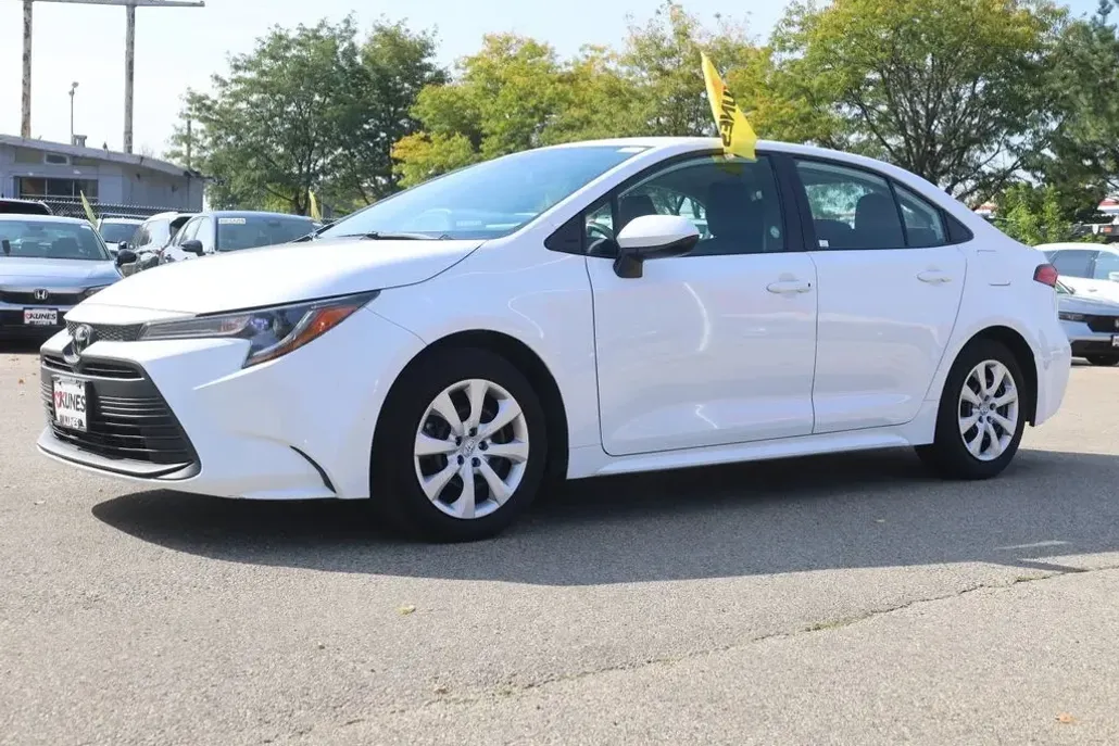 2024 Toyota Corolla LE photo 1