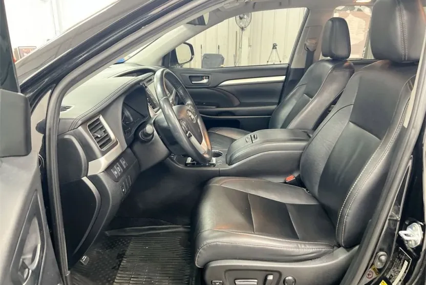 2019 Toyota Highlander SE photo 1