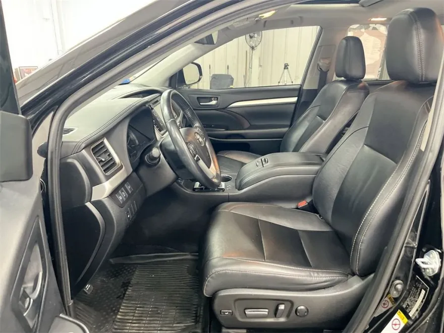 2019 Toyota Highlander SE photo 1