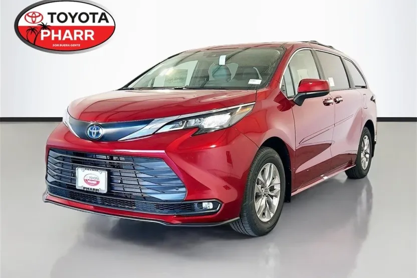 2025 Toyota Sienna XLE photo 1