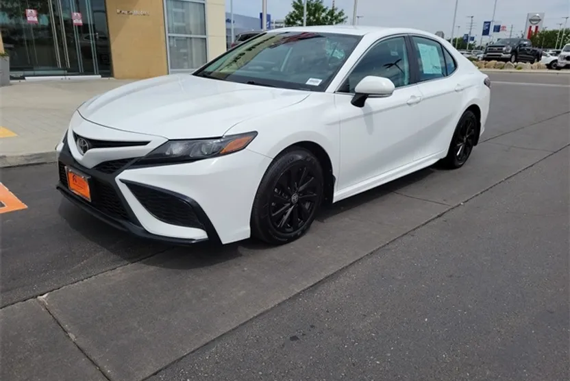 2022 Toyota Camry SE photo 1