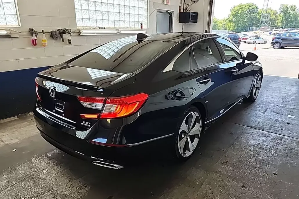 2020 Honda Accord Touring photo 1