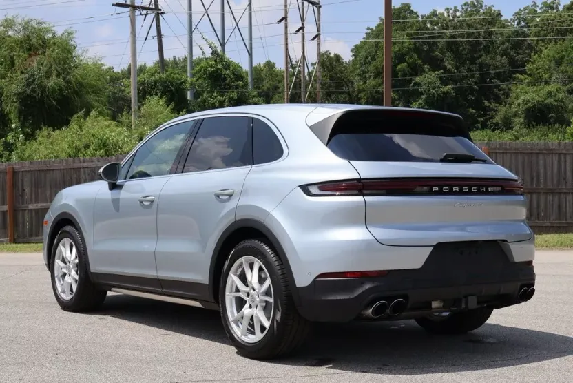 2024 Porsche Cayenne S photo 1