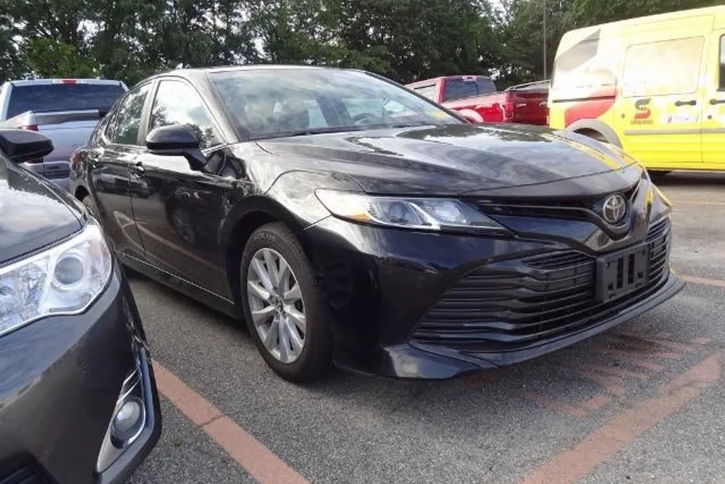2020 Toyota Camry LE photo 1