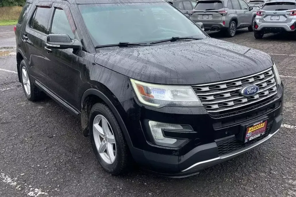 2016 Ford Explorer XLT photo 1