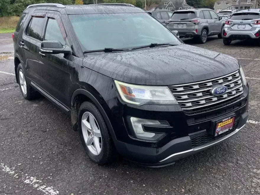 2016 Ford Explorer XLT photo 1