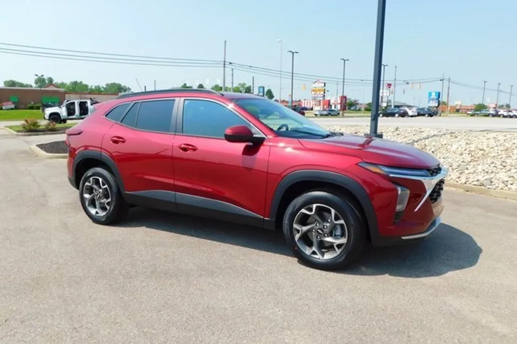 2025 Chevrolet Trax LT photo 1