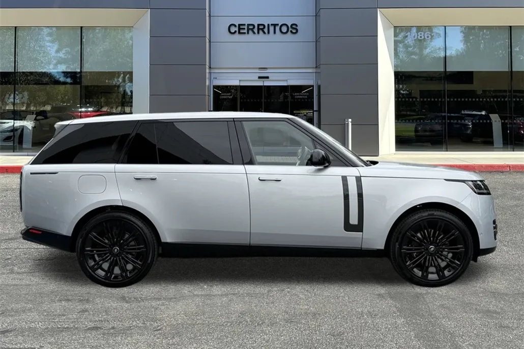 2025 Land Rover Range Rover SE photo 1