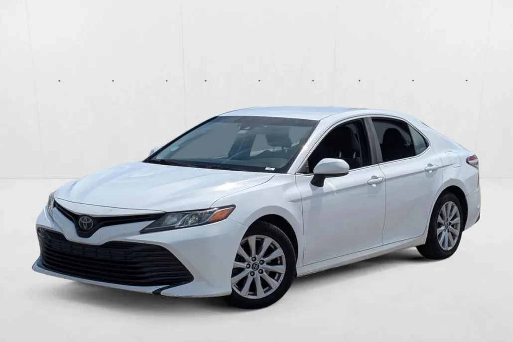 2018 Toyota Camry LE photo 1