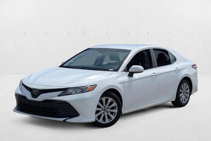 2018 Toyota Camry LE photo 1