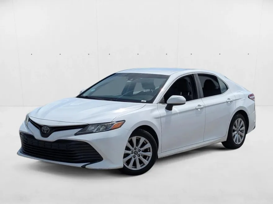 2018 Toyota Camry LE photo 1