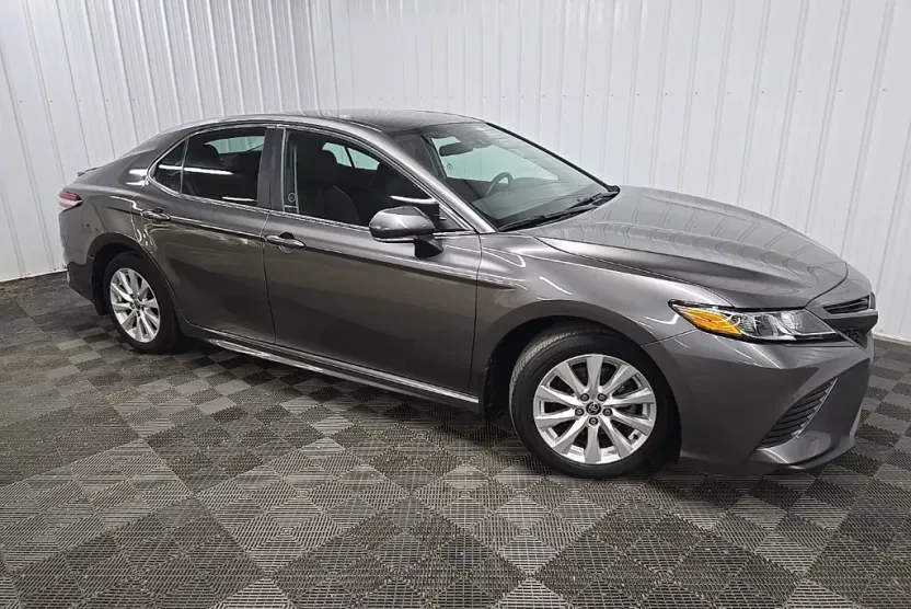 2020 Toyota Camry SE photo 1