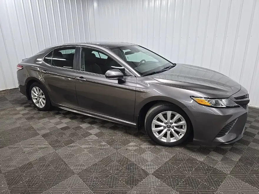 2020 Toyota Camry SE photo 1