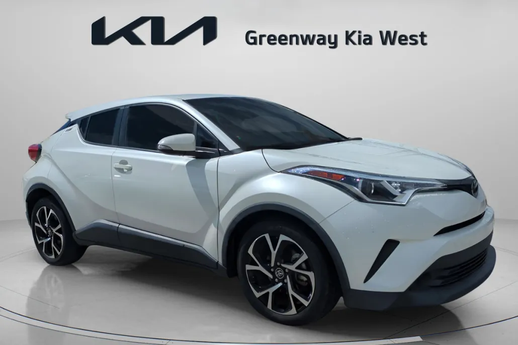 2019 Toyota C-HR XLE photo 1