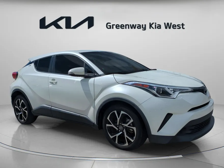 2019 Toyota C-HR XLE photo 1