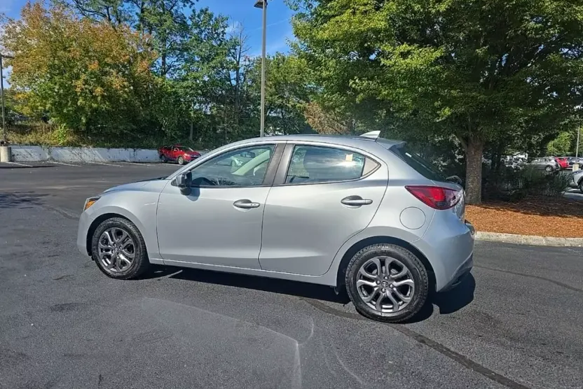 2020 Toyota Yaris LE photo 1