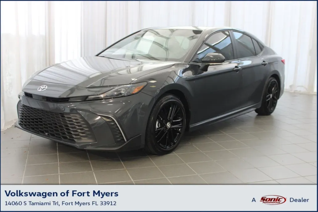 2025 Toyota Camry SE photo 1