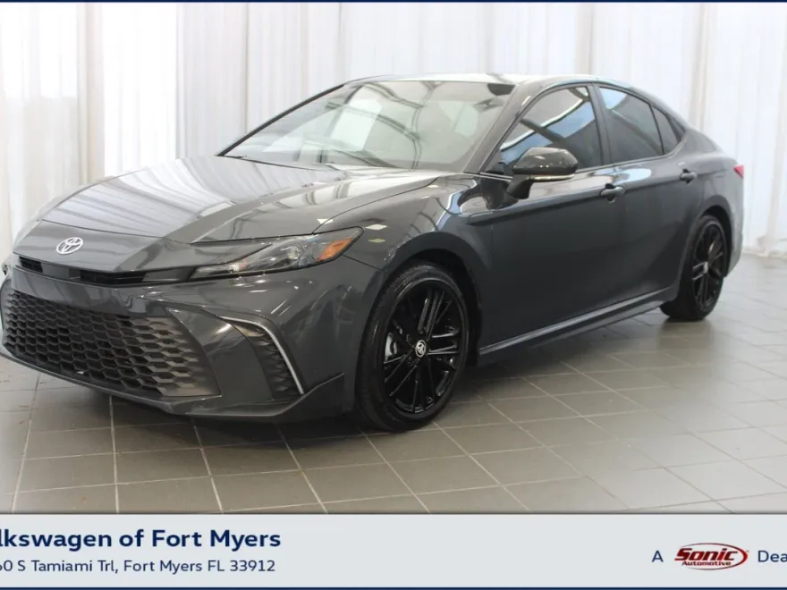 2025 Toyota Camry SE photo 1