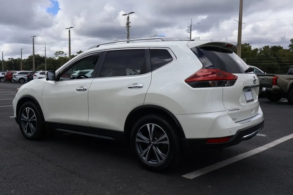 2019 Nissan Rogue SV photo 1