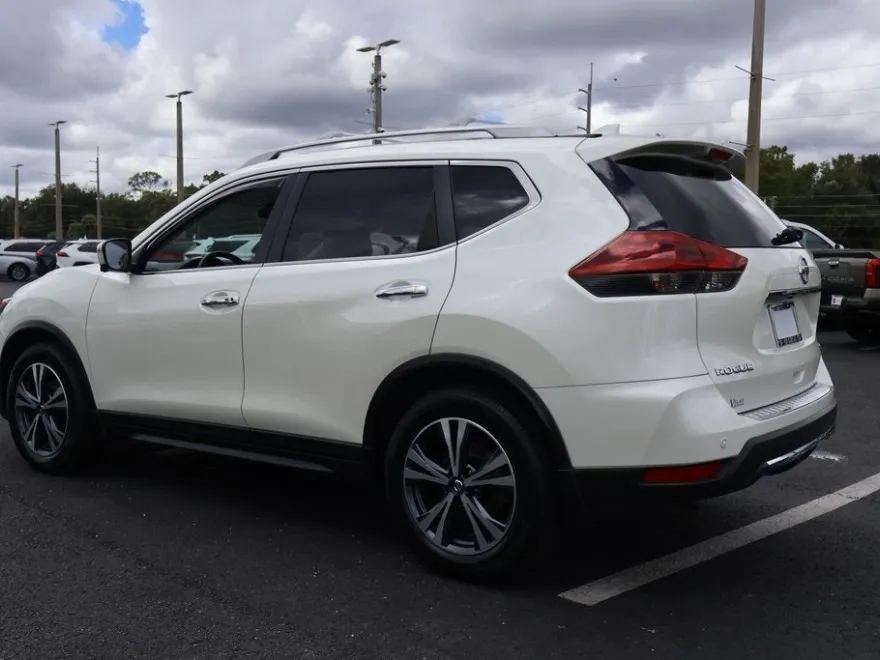 2019 Nissan Rogue SV photo 1